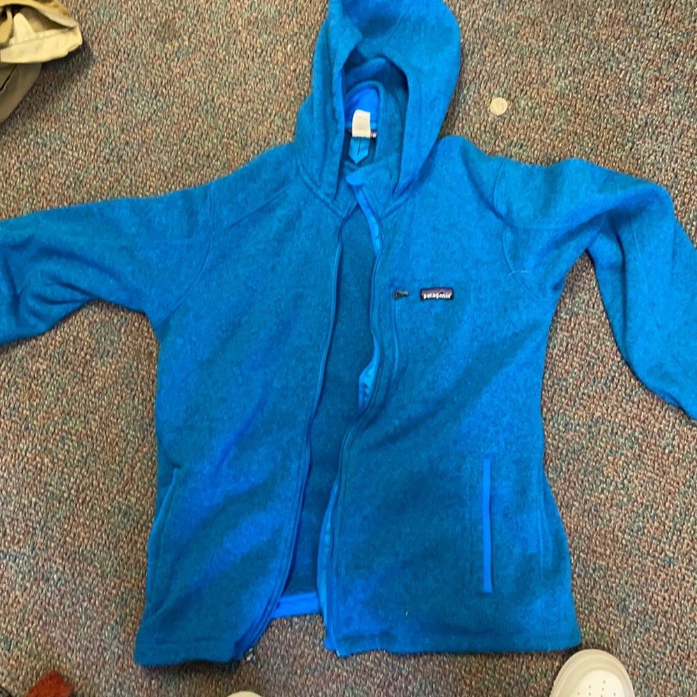 PATAGONIA JACKET WITH HOOD. PERFECT FOR LOOKING GOOD DURING THE WINTER